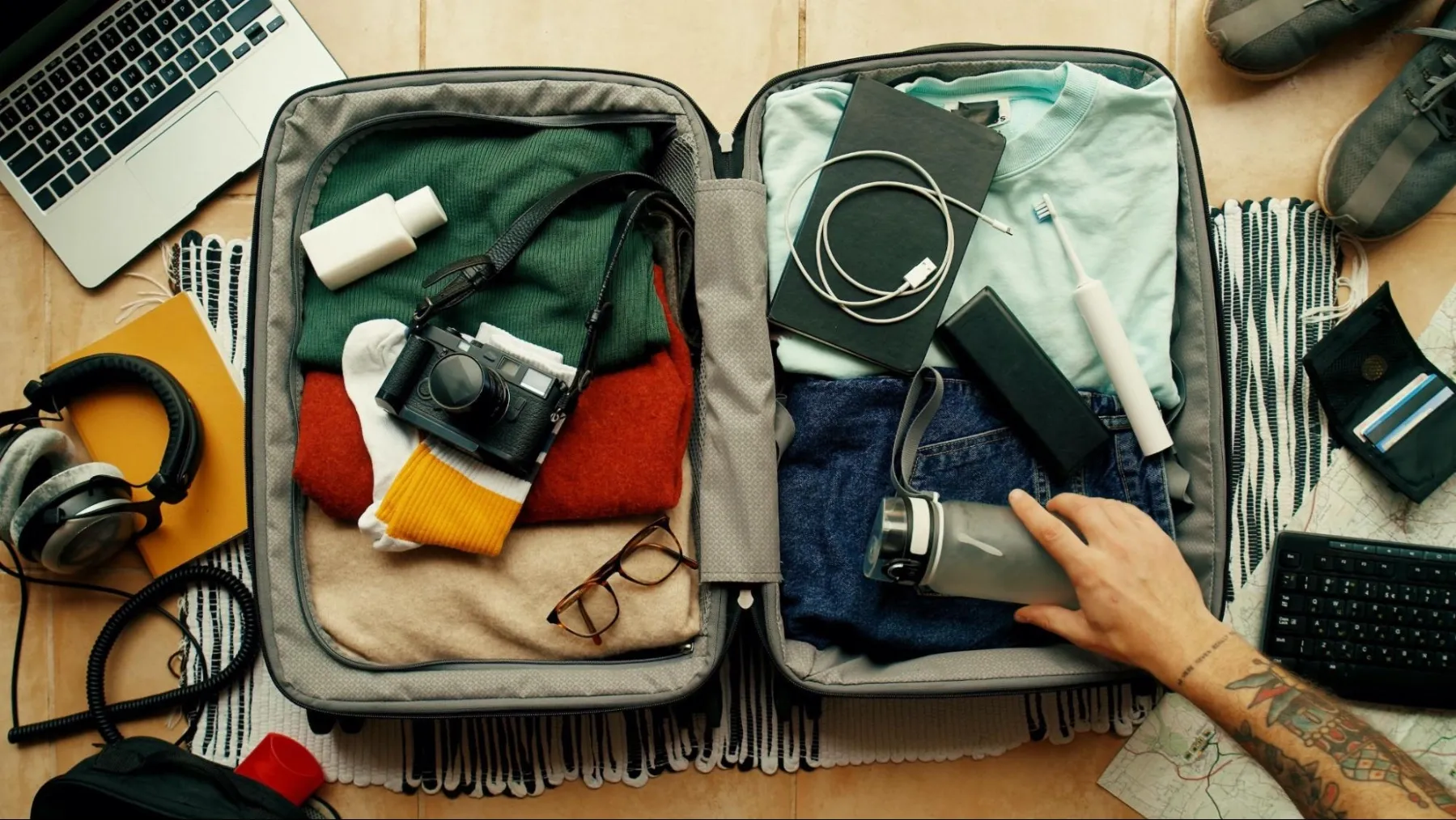 Simak! 9 Barang yang Harus DBers Bawa Saat Traveling